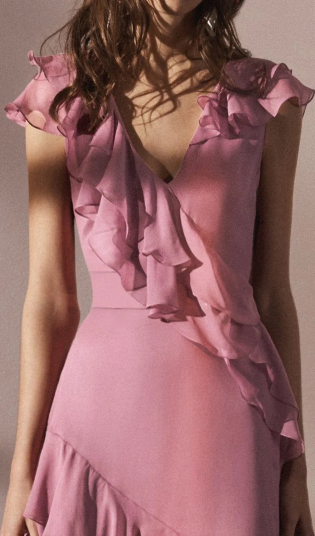 Vestido de fiesta plisado con escote en V, sin mangas y con cremallera en la espalda